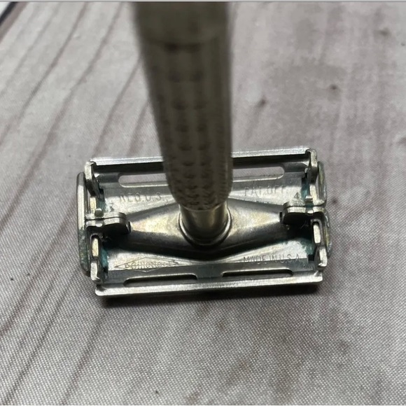 Vintage Gillette Adjustable Metal Safety Razor - Picture 7 of 8